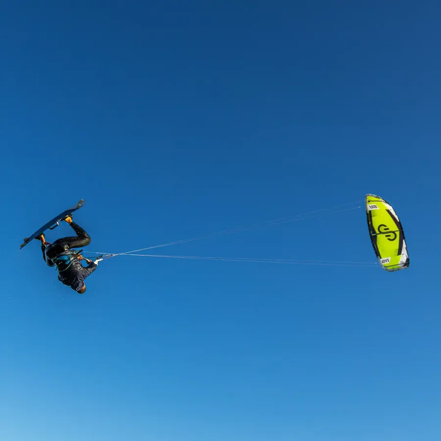 Nathanaël en plein saut, planche décrochée